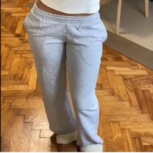 Super snygga och sköna Low waist sweatpants ifrån bikbok, är väl använda men inga defekter eller liknande💗Orginal pris är 399kr