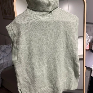 Stickad väst Lindex - Normal i storleken. 