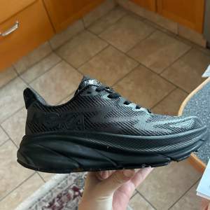 Säljer ett par HOKA W CLIFTON 9 skor då jag inte kan skicka tillbaka dem! Helt oanvända! Det är Goretex och en skön löparsko!   Nypris 2399kr 