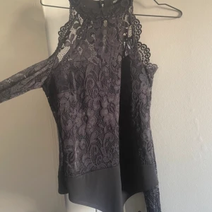 Fin blus/topp - Fin topp som aldrig är använd, kan användas till både party & fest!  True to size!  Ställ gärna frågor om du funderar på något! 