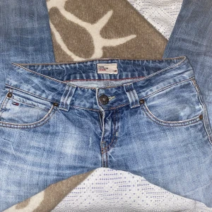 Low waist denim jeans  - Lågmidjade, bootcut jeans av Tommy Hilfiger👖 W28 och L32💗 Lite slitna längs ner Skriv för fler mått och bilder!
