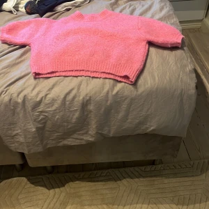  Kortärmad rosa stickad tröja -  Storlek XS rosa stickad jag är 01:59 och den sitter som en magtröja typ ni ser på bilderna. 
