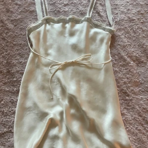 Zara klänning - Supersöt klänning från Zara!💕💕 Endast använd några få gånger