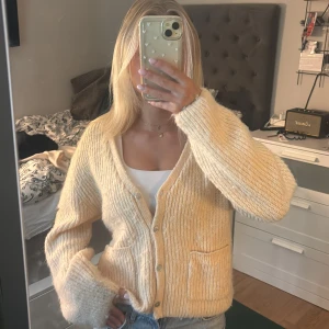 Stickad kofta - Stickad kofta från Lindex, orangebeige färgad super fin! Lite nopprig men annars väldigt bra skick