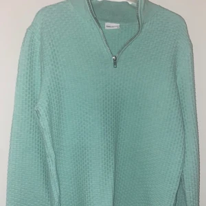 John Henric - Säljer min as feta John Henric tröja. Använd Max 4 gånger. Tror jag hittar kvitto till den ifall det behövs. Skriv 24/7 snåla inte med att ställa frågor.❄️💧☔️