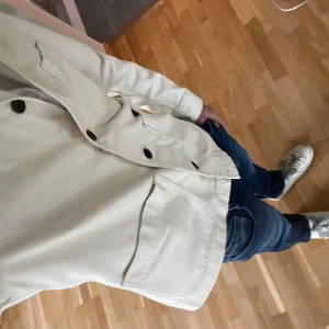 Overshirt Beige - Säljer denna sjukt feta overshirt från HM!  Skick: 10/10 då den endast är använd en gång. Storlek: S men passar M 100%