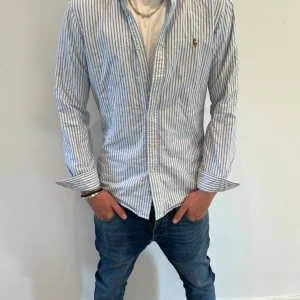 Ralph Lauren Skjorta - Säljer just nu en sjukt snygg och populär blå och vit randig skjorta från Polo Ralph Lauren till dunderpris! Cond 10/10 Nypris:1995kr