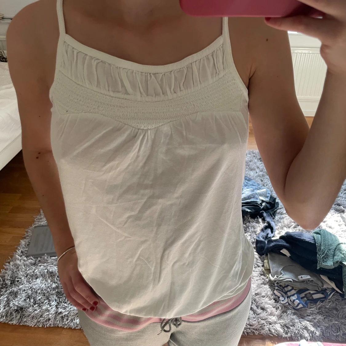 Vit ärmlös linnetopp