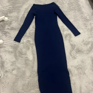 Klänning  - Lång Mörk blå klänning från Gina tricot. Nypris 499kr. 