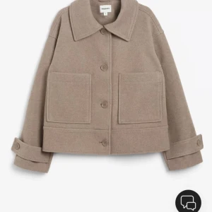 Kappa🤍 - Säljer denna super fina höst kappan som är från Kappahl lite nopprig är den få jag klippte den föra hösten där av priset annars super fin jacka ❤️❤️ny pris 900 kr