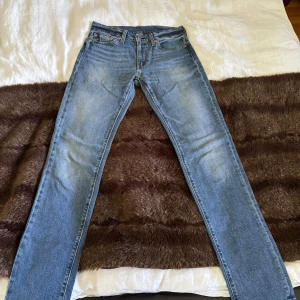 Levis jeans 30/34 - Säljer dessa pågrund av att jag har fått nya byxor. Inga hål inte ett dugg smutisga nästan som nya. Färg lite mörkare blå. Priset är inte hugget i sten