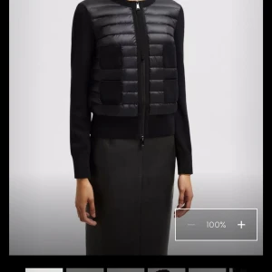 Moncler cardigan  - Intressekoll på min moncler cardigan, älskar jackan men tänkte kolla intresset för den 💕 den är helt ny och inga defekter samt priser går att diskutera