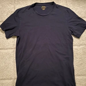 Ralph lauren t-Shirt  - Säljer nu denna riktigt feta och relativt sällsynt t-shirten. Den är sparsamt använd och sitter sjukt snyggt. Den har ett unikt och snyggt tryck. Cond: 9/10. Har du frågor eller funderingar är det bara att höra av dig! ;)