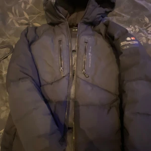 Vinterjacka  - Jag säljer min jacka för den kommer ej till användning. I bra skick inga hål eller skador