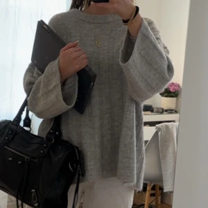 stickad tröja  - stickad tröja från Gina i strl L, jätteskön och gosig, perfekt nu till hösten och vintern. jättefint skick 💞