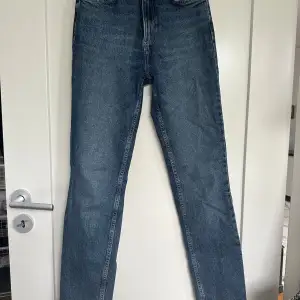 Mörkblåa zara jeans med högmidja och slits längst ner på innersidan av benen i storlek 34. Inga defekter, använda ett fåtal gånger. Är som i ny skick.