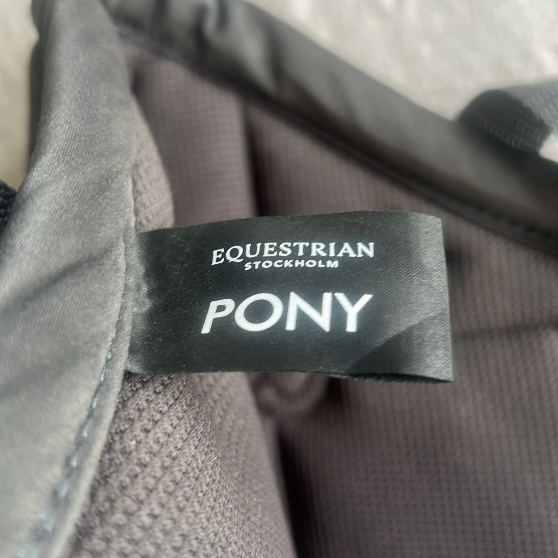 Svart quiltad sadelpad från Equestrian Stockholm - 92