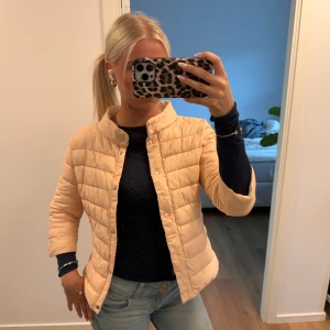 Trekvartsärmad jacka - Intressekoll på denna supersöta trekvartsärmade jackan. Köpt här på Plick i våras men har tyvärr inte kommit till så mycket användning! Passar xs/s🌸🌸