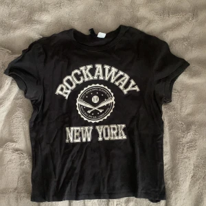 Topp - Fin topp ifrån h&m, är liten i storleken då det är storlek L. 