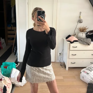 Vit Fest kjol - Oanvänd Vit glitter fest kjol. prislapp sitter kvar. Storlek s. original pris 379 kr. Lätt tyg att sy i.