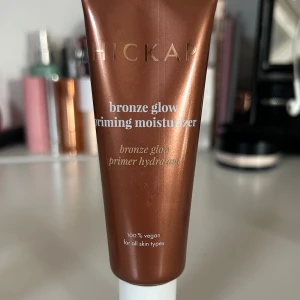 Hickap Bronze Glow Primer Moisturizer - HICKAP Bronze Glow Primer Moisturizer som är vegansk och passar alla hudtyper. Fick i hickaps adventskalender 2023 och har endast använts tre gånger sedan dess. Nypris är 299kr!