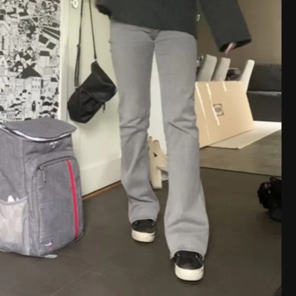 Low bootcut jeans från Gina young Endast använda 1 gång så nyskick Originalpris 349kr💘 Strl 164 men passar nog både större o mindre då de är stretchiga  Slutsålda på hemsidan. Jeans & Byxor.