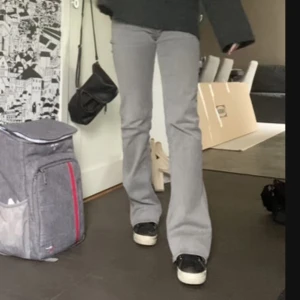 bootcut jeans - Low bootcut jeans från Gina young Endast använda 1 gång så nyskick Originalpris 349kr💘 Strl 164 men passar nog både större o mindre då de är stretchiga  Slutsålda på hemsidan