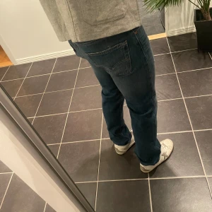 Levis 501 W30 L32 - Säljer nu mina schyssta Levis 501 köpta för ett tag sedan för 1100kr endast använda någon gång skick 10/10 inte tvättade någon gång. Hör av er om funderingar.