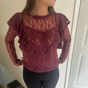 Spetstopp  - Vinröd Spetstopp med volanger från Zara❤️