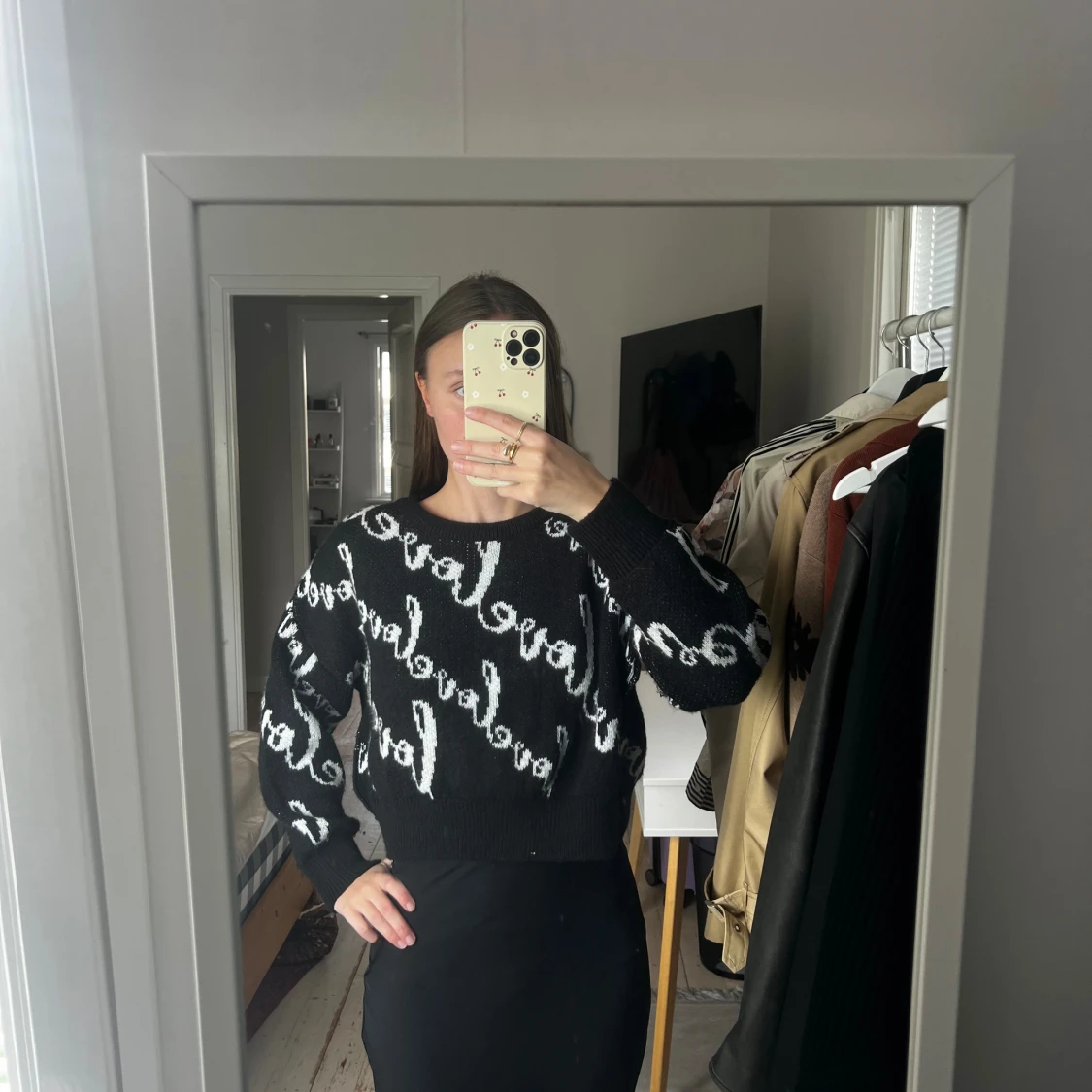 Svart, vit sweatshirt/stickad tröja med text från ASOS