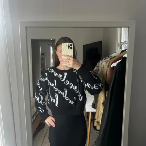 Svart, vit sweatshirt/stickad tröja med text från ASOS - Bra skick, använd fåtal gånger 🥰