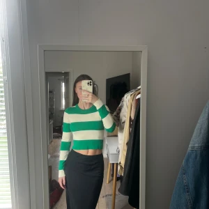 Vit, grön-randig tröja från stradivarius. Långärmad - Använd en gång, bra skick🥰
