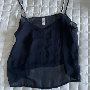 cool och unik marinblå topp - Snygg marinblå topp att ha till fin spets bh eller över linne💙