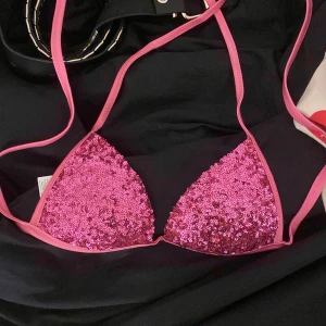 Calzedonia bikini topp - Så fin bikini topp från calzedonia som endast är testad men inte lappar kvar. Storlek xs, nypris 400, mitt pris 250
