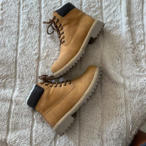 Vinterskor med foder - Boots med foder i storlek 39. Köpta från skopunkten och har märket lejon. 