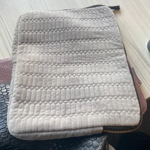 Laptop fodral - Säljer ett datorfodral eftersom jag har köpt ett nytt. Har en 13 tum dator som passade men var lite större än det. Den ända defekten är att fickan på insidan är sönder (: 💕