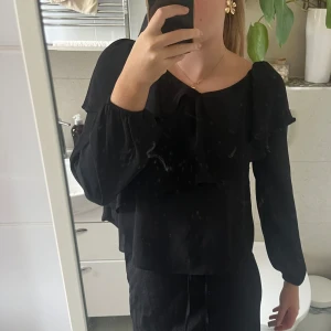 Blus vollang  - En blus från gina jag haft väldigt länge som jag tyvärr växt ur. Jättefin med volanger och kan användas vid många olika tillfällen och går o klä upp och ner☺️💕 OBS. Har lite ljusa fläckar längst ner och en söm som gått upp på insidan. Syns ej mycket 