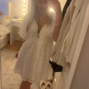 Klänning - Säljer min fina Studenklänning, men också så fin sommarklänning. ( endast använd 1 gång) 