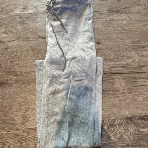 Mjukisbyxor  - Fina gråa mjukisbyxor som går ut lite nertill benen. För liten storlek för mig.  Från gina tricot