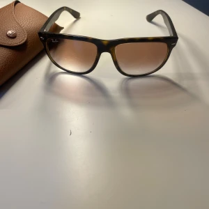 Ray ban glasögon  - Säljer nu dessa jättefina glasögon ifrån märker ray ban💕 glasen är lite repiga, derför som säljs billigt. Hör av er för fler bilder och info.