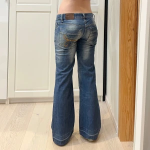 Lågmidjade bootcut jeans🤩 - Midja 37 cm rakt över, gren 20.5 cm o innerben 78 cm💕jae 169 o xs-s för referens. Obs nedlagda