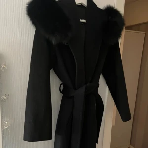 Hollies lucinda kappa - Lucinda kappa från hollies, svart äkta päls. Nypris är 6999:-. Använd endast fåtal gånger