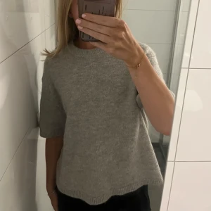 Stickad tshirt  - Stickad tshirt i bra skick