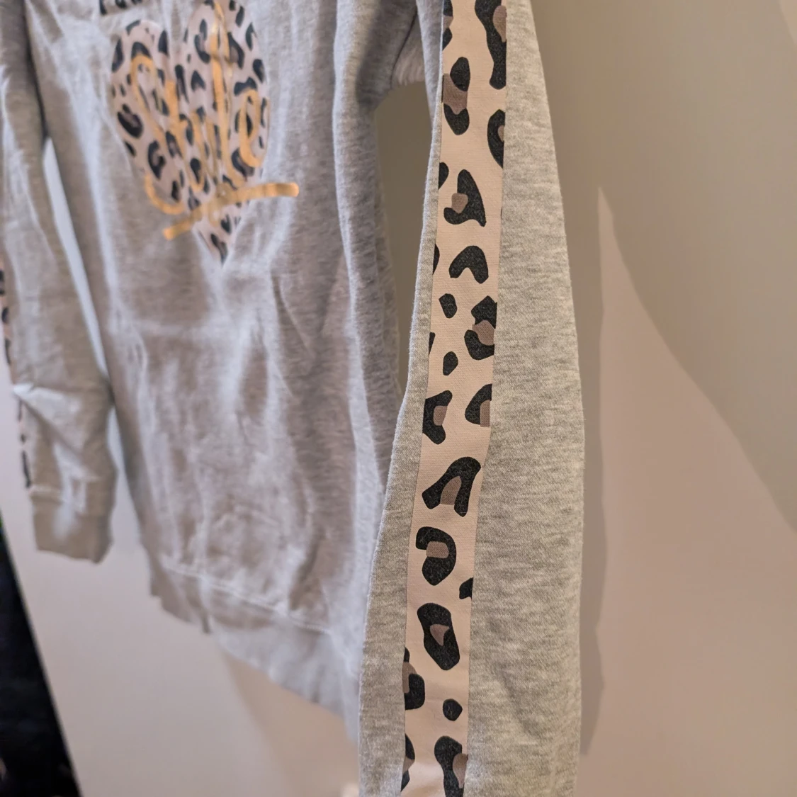 Grå hoodie med leoparddetaljer - 90