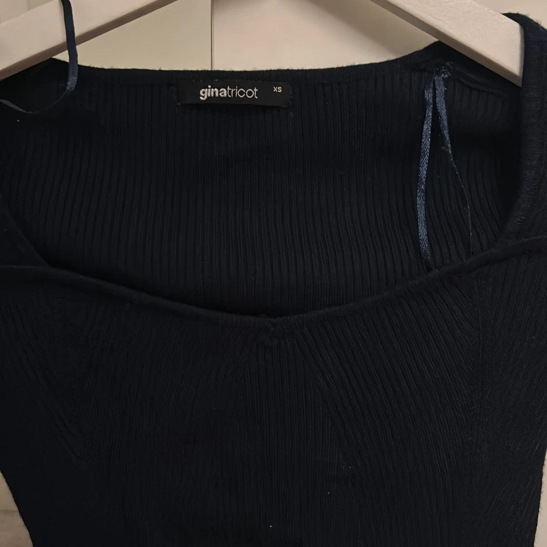 Svart ribbad topp från Gina Tricot - 90