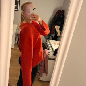 Röd stickad tröja - Säljer en mysig röd stickad tröja med långa ärmar. Perfekt för kyligare dagar. Pris kan diskuteras vid snabb affär🥰