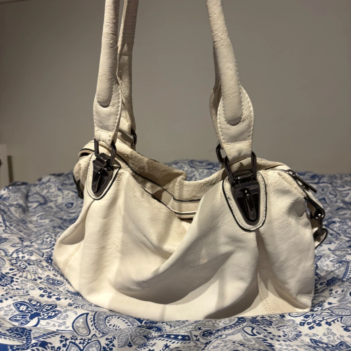 Vit axelväska med dragkedja