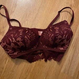 Vinröd spets-bh från Hunkemöller - Säljer denna bh då den endast är använd en gång och inte passar mig super bra skick! Pris kan diskuteras 🥰