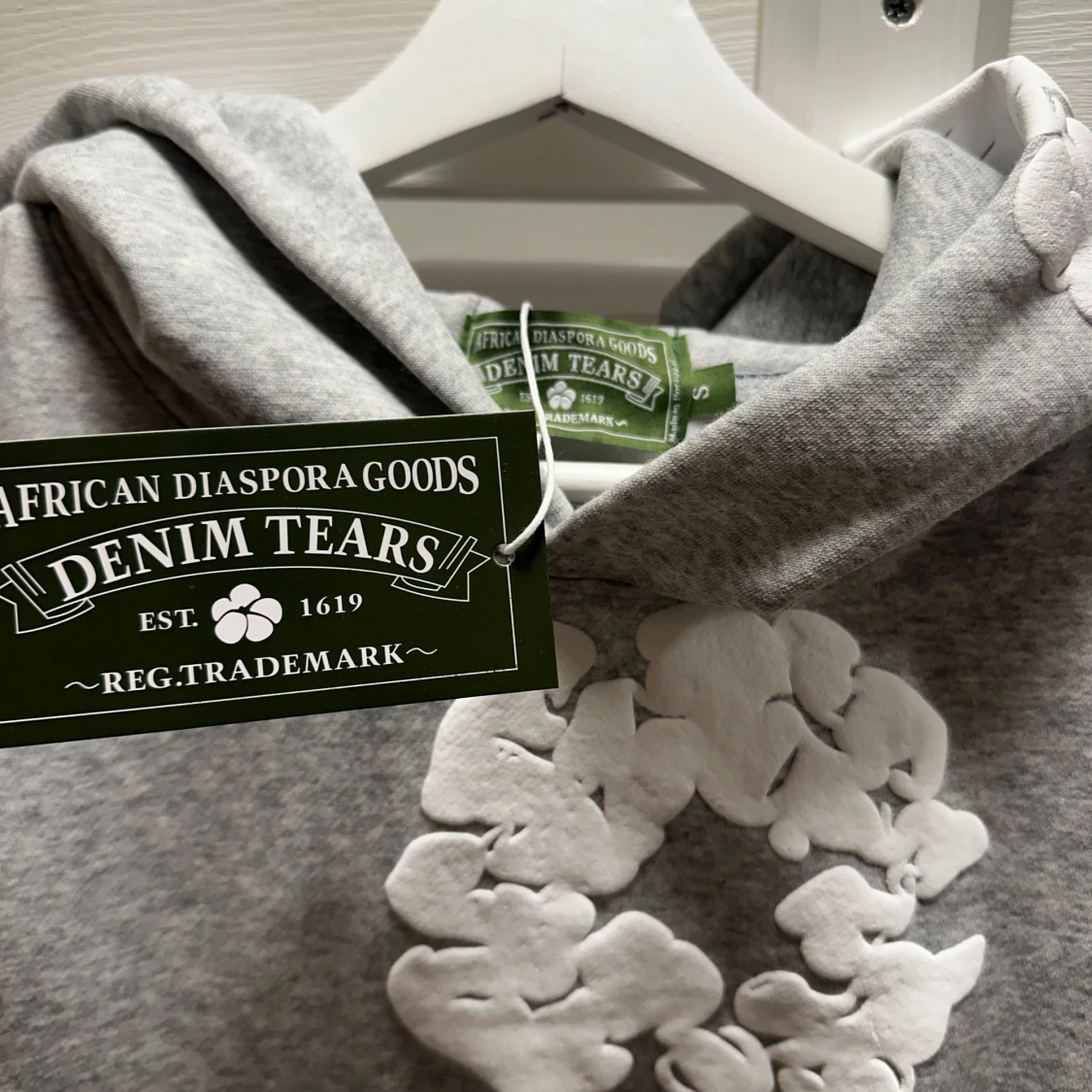 Grå hoodie från Denim Tears - 1