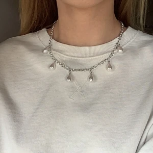 Silver halsband med pärlor  - Har gjort själv vet ej om det rostar💕💕